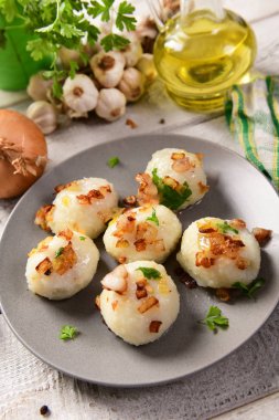 Üzerine kızarmış soğan ve greaves ile patates köfte et dolması