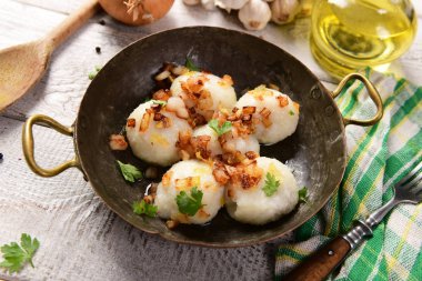 Üzerine kızarmış soğan ve greaves ile patates köfte et dolması