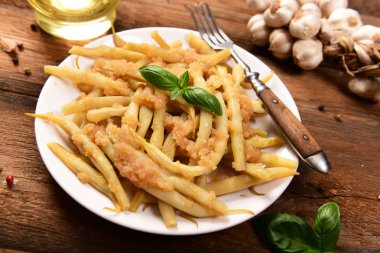 Tereyağı ve ekmek kırıntıları ile sarı fasulye