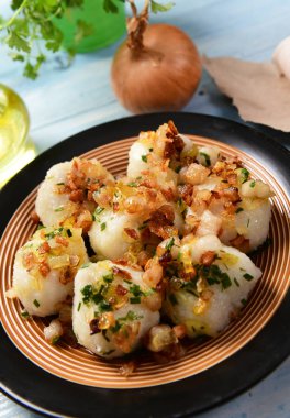 Üzerine kızarmış soğan ve greaves ile patates köfte et dolması