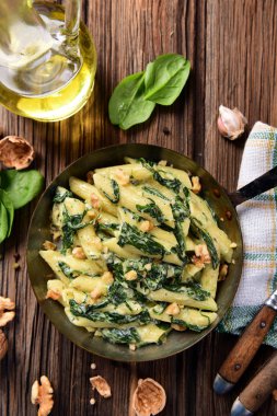 Penne makarna ıspanak, gorgonzola peyniri ve ceviz ile