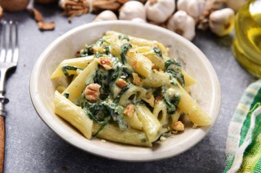 Penne makarna ıspanak, gorgonzola peyniri ve ceviz ile