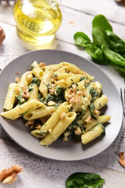 Penne makarna ıspanak, gorgonzola peyniri ve ceviz ile