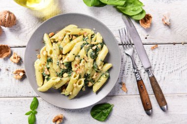 Penne makarna ıspanak, gorgonzola peyniri ve ceviz ile