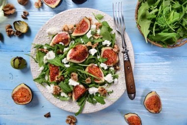 Rucola, incir, peynir ve ceviz ile salata