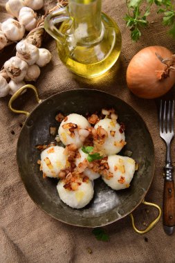 Üzerine kızarmış soğan ve greaves ile patates köfte et dolması