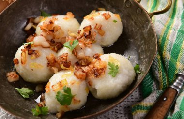 Üzerine kızarmış soğan ve greaves ile patates köfte et dolması