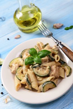 Penne makarna cadı tavuk ve peynir soslu kabak