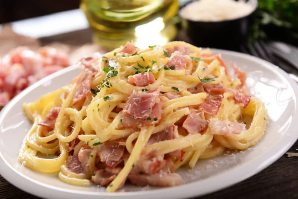 Pyszne Domowe Carbonara Makaron Płycie — Zdjęcie stockowe