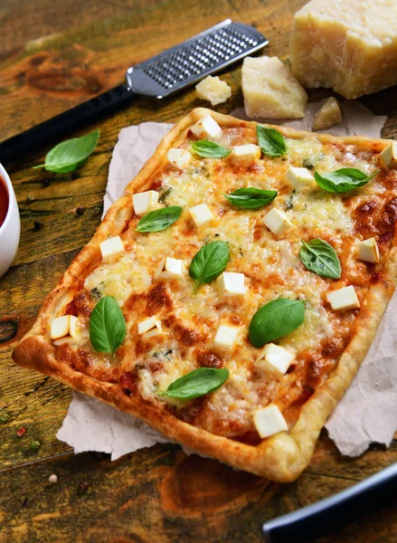 Köstliche Hausgemachte Vier Käse Pizza — Stockfoto