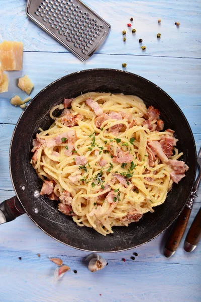 Pyszne Tradycyjne Włoskie Danie Spaghetti Carbonara — Zdjęcie stockowe