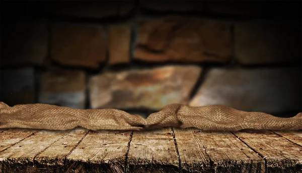 Mesa Madeira Vazia Com Fundo Parede Tijolo — Fotografia de Stock