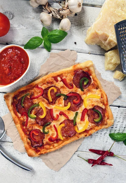 Deliciosa Pizza Casera Con Salami Pimienta — Foto de Stock