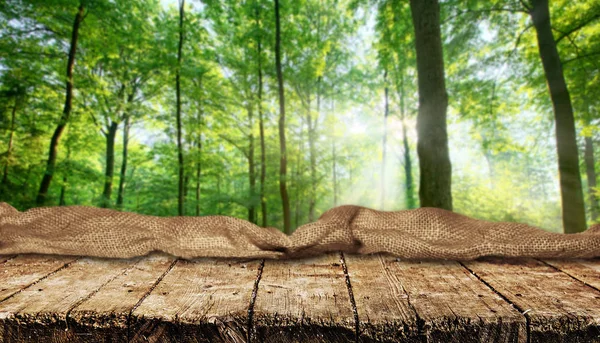 Lege Houten Tafel Met Onscherpe Natuurlijke Achtergrond — Stockfoto