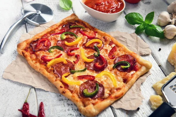 Deliciosa Pizza Casera Con Salami Pimienta — Foto de Stock