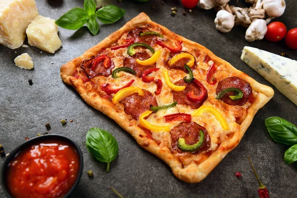 Deliciosa Pizza Casera Con Salami Pimienta — Foto de Stock