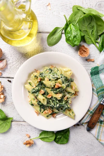 Penne Pasta Con Espinacas Queso Gorgonzola Nueces —  Fotos de Stock