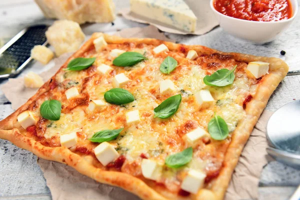 Вкусная Домашняя Пицца Четырех Сыров — стоковое фото