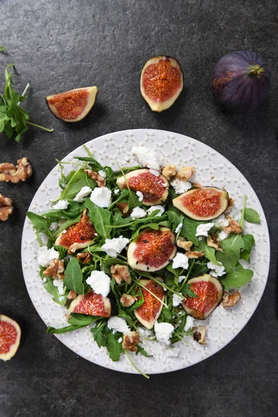Rucola, incir, peynir ve ceviz ile salata