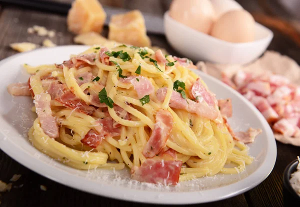 Pyszne Domowe Carbonara Makaron Płycie — Zdjęcie stockowe