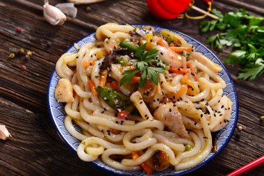 et ve sebze ile lezzetli Udon erişte