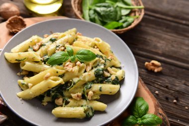 Penne makarna ıspanak, gorgonzola peyniri ve ceviz ile