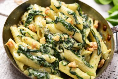 Penne makarna ıspanak, gorgonzola peyniri ve ceviz ile