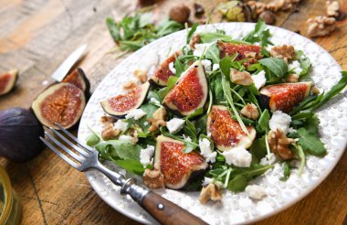 Rucola, incir, peynir ve ceviz ile salata