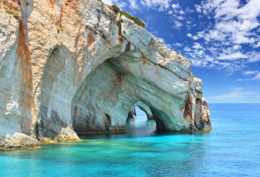 Yunanistan 'ın Zakynthos adasındaki mavi mağaralar