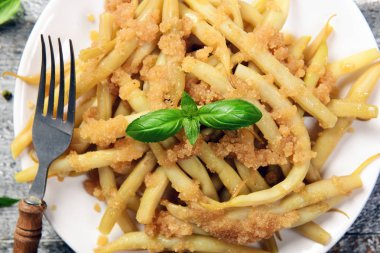 Tereyağı ve ekmek kırıntıları ile sarı fasulye