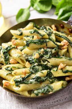 Penne makarna ıspanak, gorgonzola peyniri ve ceviz ile