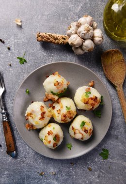 Üzerine kızarmış soğan ve greaves ile patates köfte et dolması