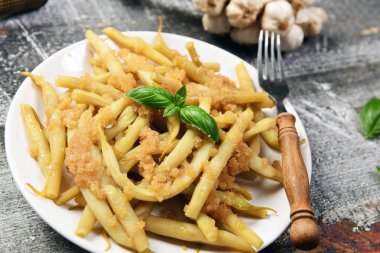 Tereyağı ve ekmek kırıntıları ile sarı fasulye