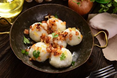 Üzerine kızarmış soğan ve greaves ile patates köfte et dolması