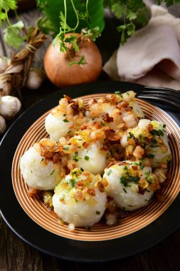 Üzerine kızarmış soğan ve greaves ile patates köfte et dolması