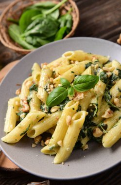 Penne makarna ıspanak, gorgonzola peyniri ve ceviz ile