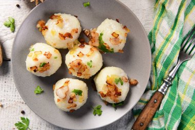 Üzerine kızarmış soğan ve greaves ile patates köfte et dolması