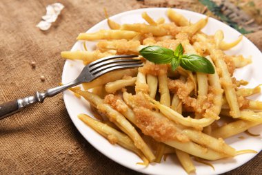 Tereyağı ve ekmek kırıntıları ile sarı fasulye