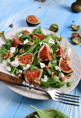 Rucola, incir, peynir ve ceviz ile salata