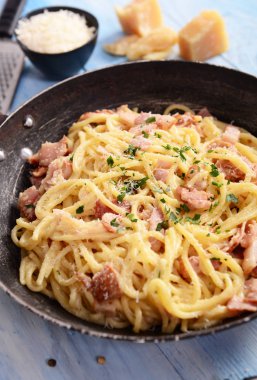 Lezzetli geleneksel İtalyan yemeği spagetti carbonara