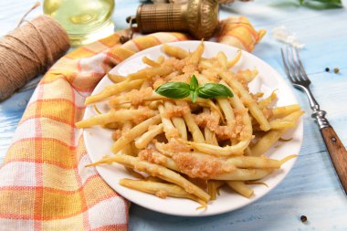 Tereyağı ve ekmek kırıntıları ile sarı fasulye