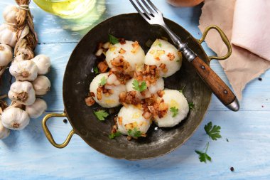 Üzerine kızarmış soğan ve greaves ile patates köfte et dolması