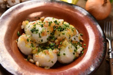 Üzerine kızarmış soğan ve greaves ile patates köfte et dolması