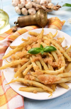 Tereyağı ve ekmek kırıntıları ile sarı fasulye