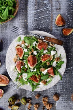 Rucola, incir, peynir ve ceviz ile salata