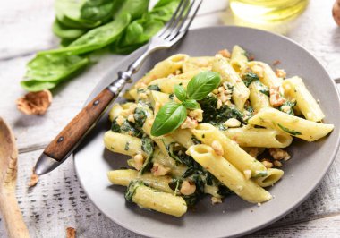 Penne makarna ıspanak, gorgonzola peyniri ve ceviz ile