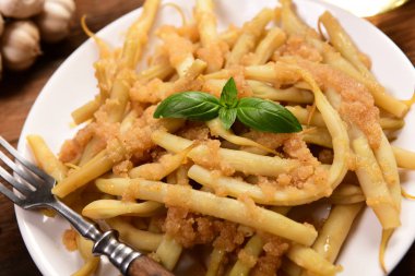 Tereyağı ve ekmek kırıntıları ile sarı fasulye