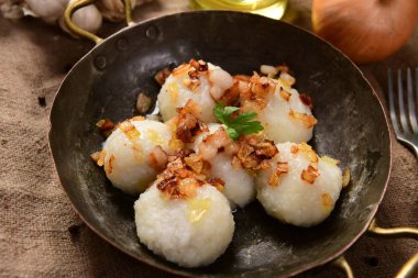 Üzerine kızarmış soğan ve greaves ile patates köfte et dolması