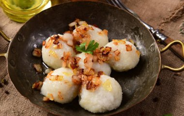 Üzerine kızarmış soğan ve greaves ile patates köfte et dolması