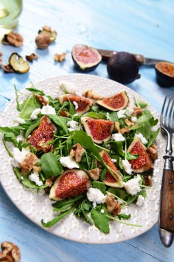 Rucola, incir, peynir ve ceviz ile salata